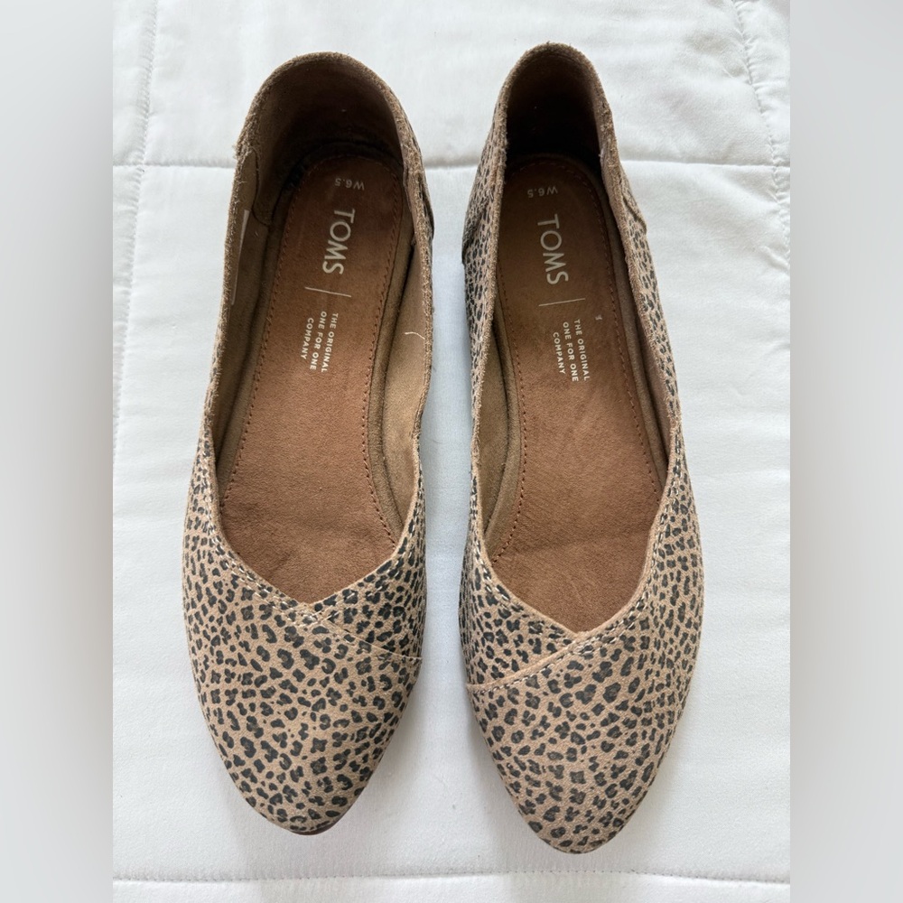 TOMS Women's Tan and Black Patterned Flats